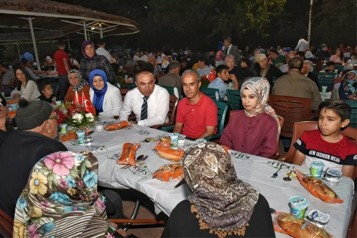 Şehit Ailelere onuruna yemek verildi