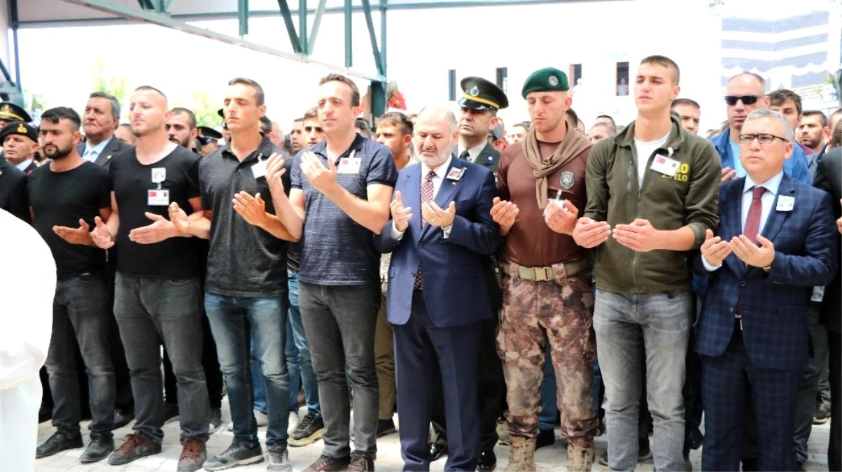 Şehit Jandarma Teğmen Alim Keskin\'i asker kardeşleri uğurladı