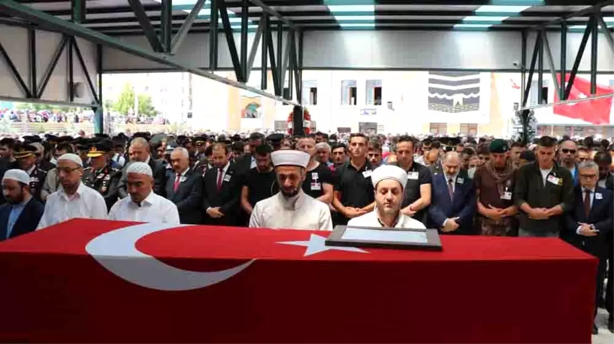 Şehit Jandarma Teğmen Alim Keskin\'i asker kardeşleri uğurladı