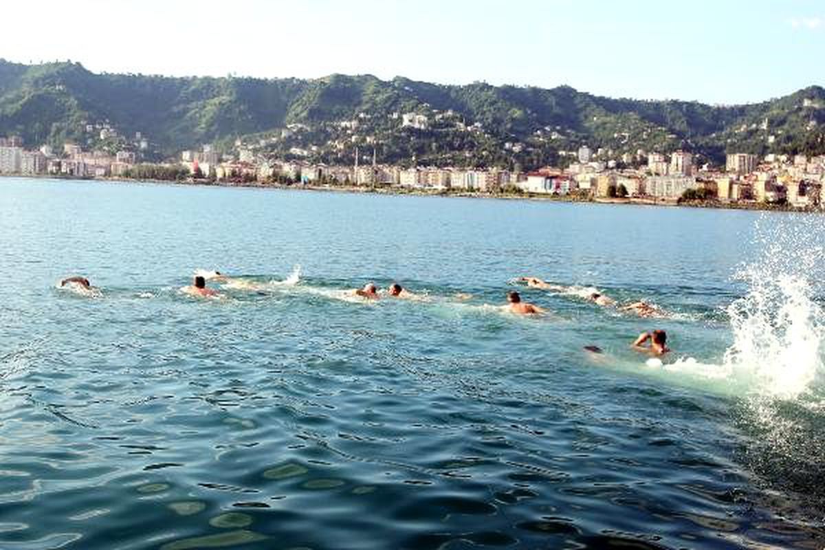 Şehitler için 3 kilometre yüzdüler