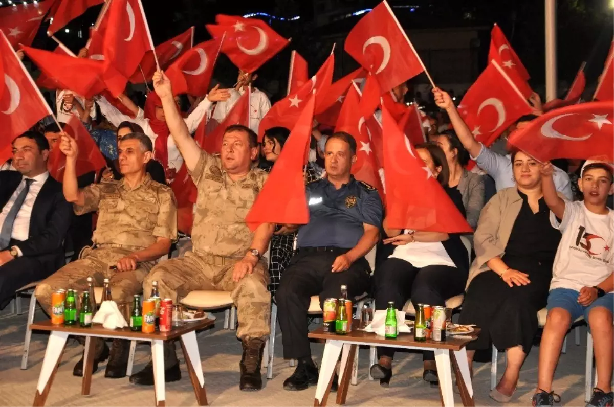 Şırnak\'ta demokrasi nöbetine binlerce kişi katıldı
