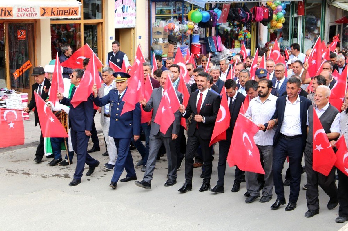 Sivrihisar\'da 15 Temmuz Demokrasi ve Milli Birlik yürüyüşü