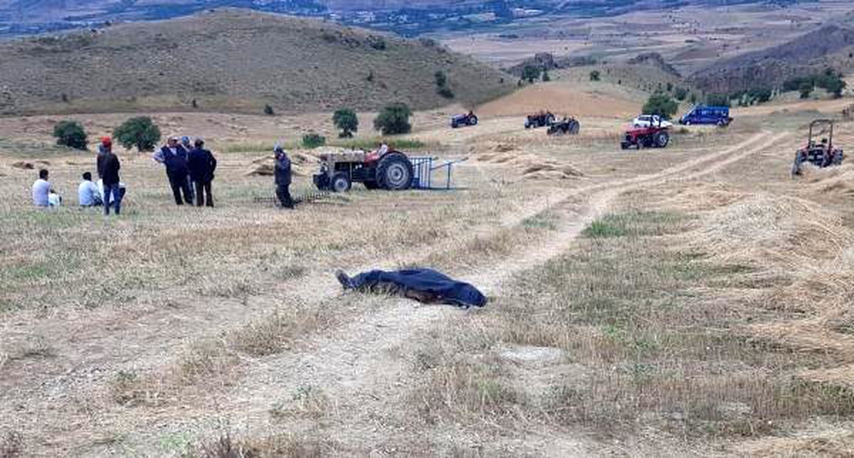 Traktörünün altında kalan sürücü öldü, oğlu yaralı