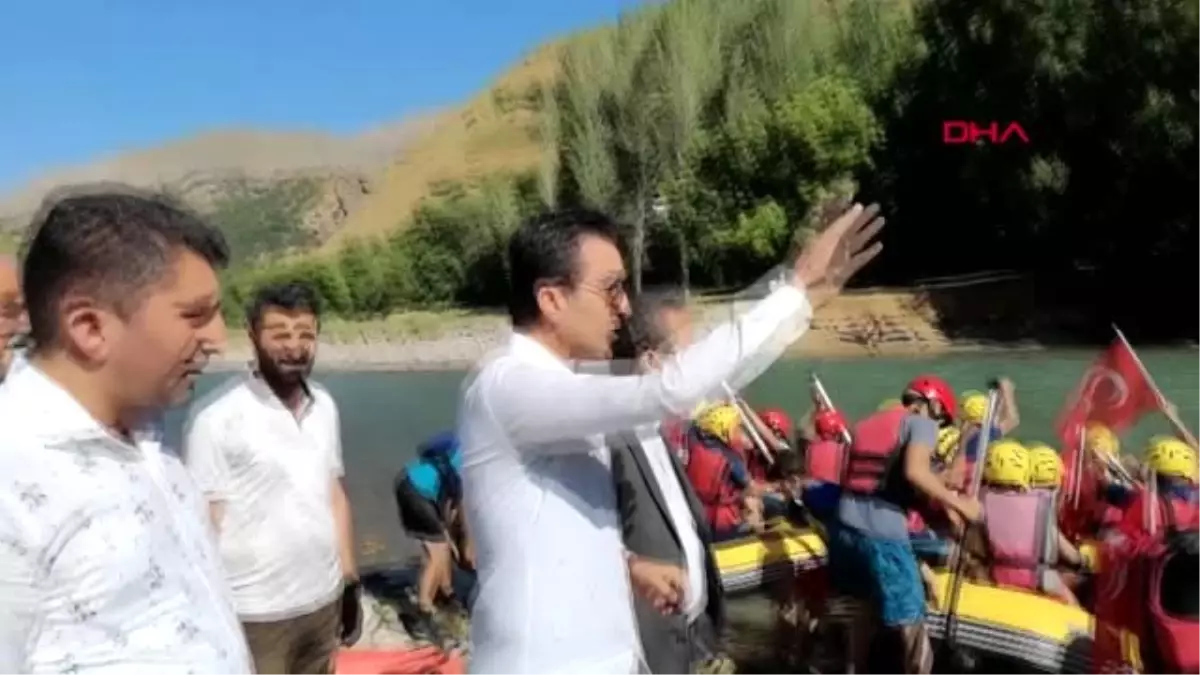 VAN Çatak\'ta 15 Temmuz şehitleri için rafting gösterisi yapıldı