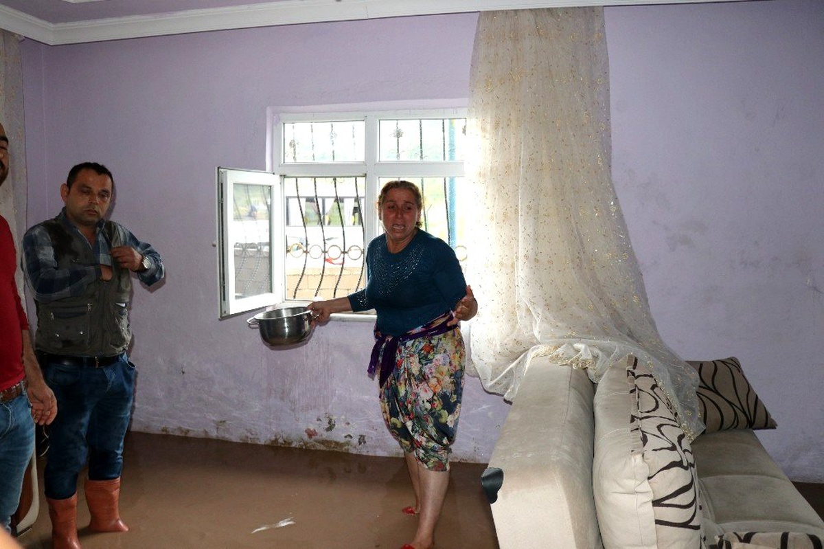 Yağmurda patlayan lağım suları eve doldu