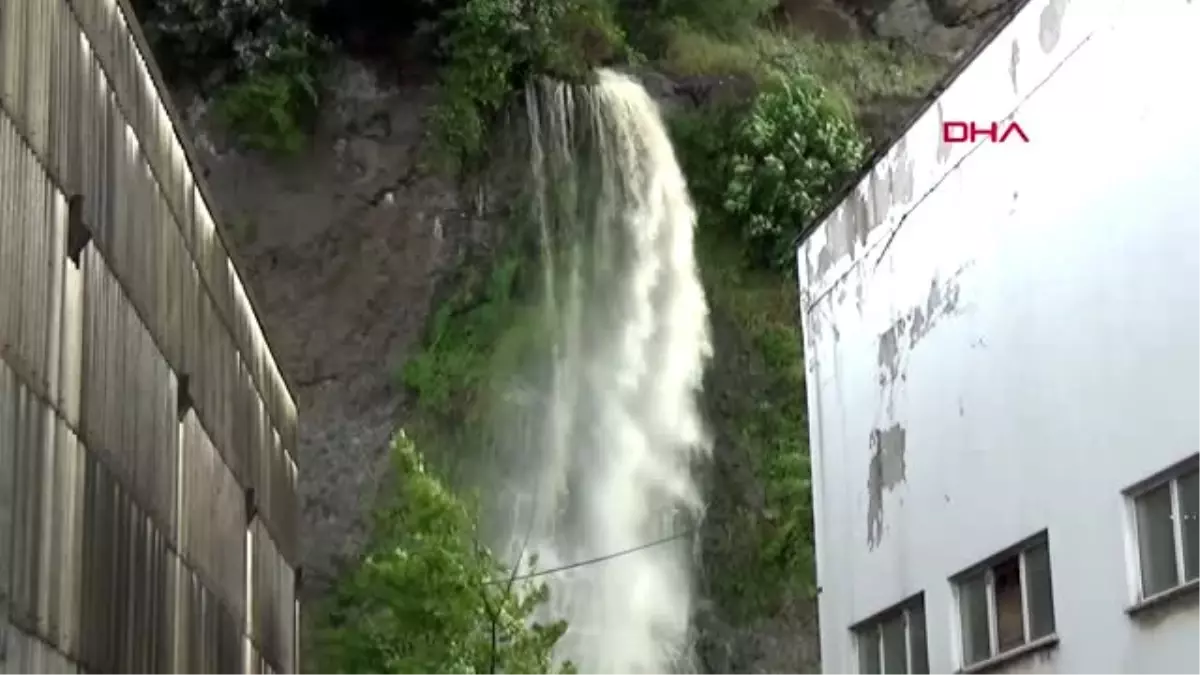 ZONGULDAK Sağanak yağmur nedeniyle bir evi su bastı, TIR su kanalına devrildi