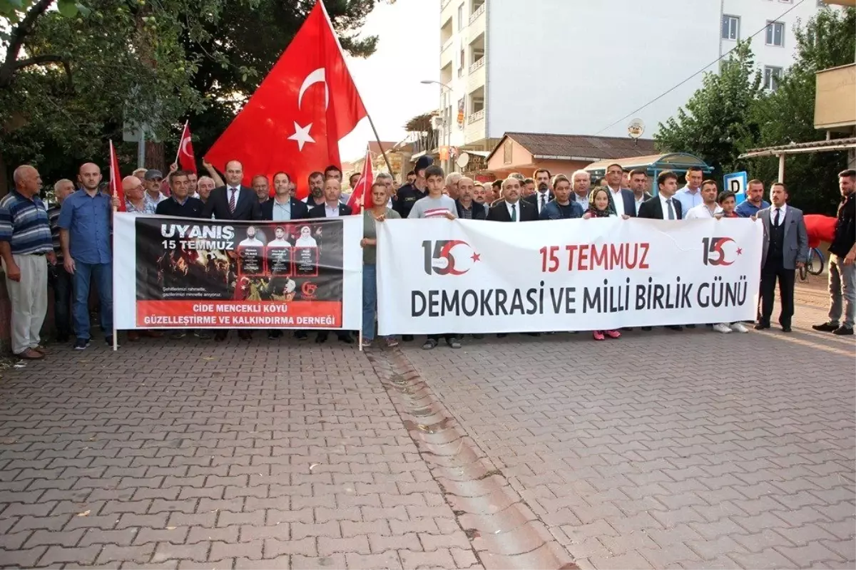 15 Temmuz\'da 3 şehidi olan Cide\'de demokrasi nöbeti sabaha kadar sürdü