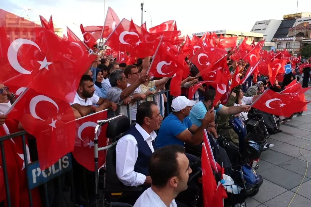 15 Temmuz\'un yıl dönümünde binlerce kişi Mevlana Meydanı\'na akın etti