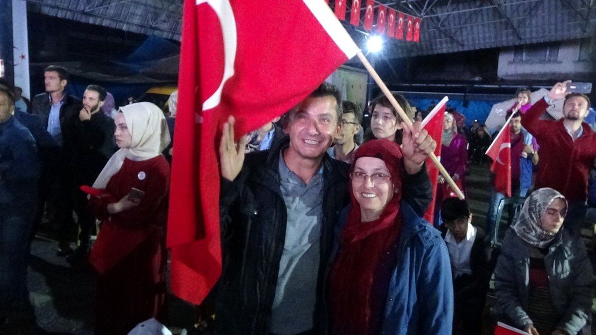 3 yıl önce demokrasi nöbetinde tanışıp evlenen çift, nöbette yerini aldı