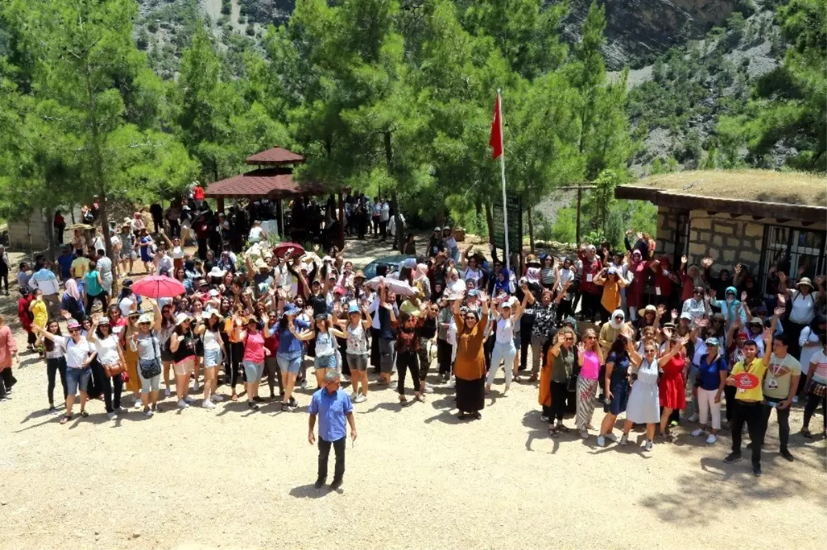 Akdeniz Belediyesi\'nin kursiyer kadınları Mut Yerköprü Şelalesini gezdi