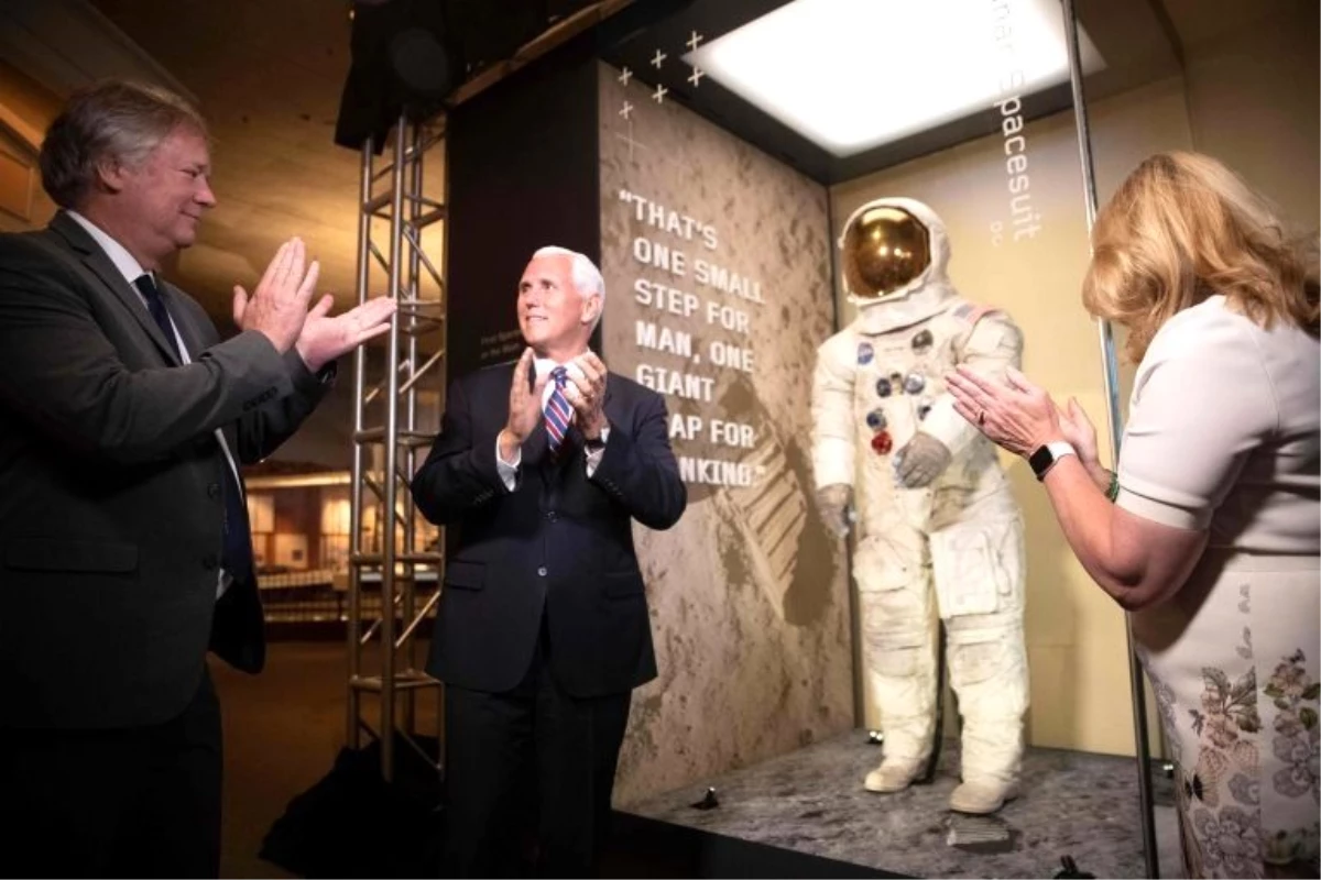 Ay\'a ilk yolculuğun 50. yılı: ABD\'de kutlamalar başladı, Neil Armstrong\'un uzay giysisi sergileniyor