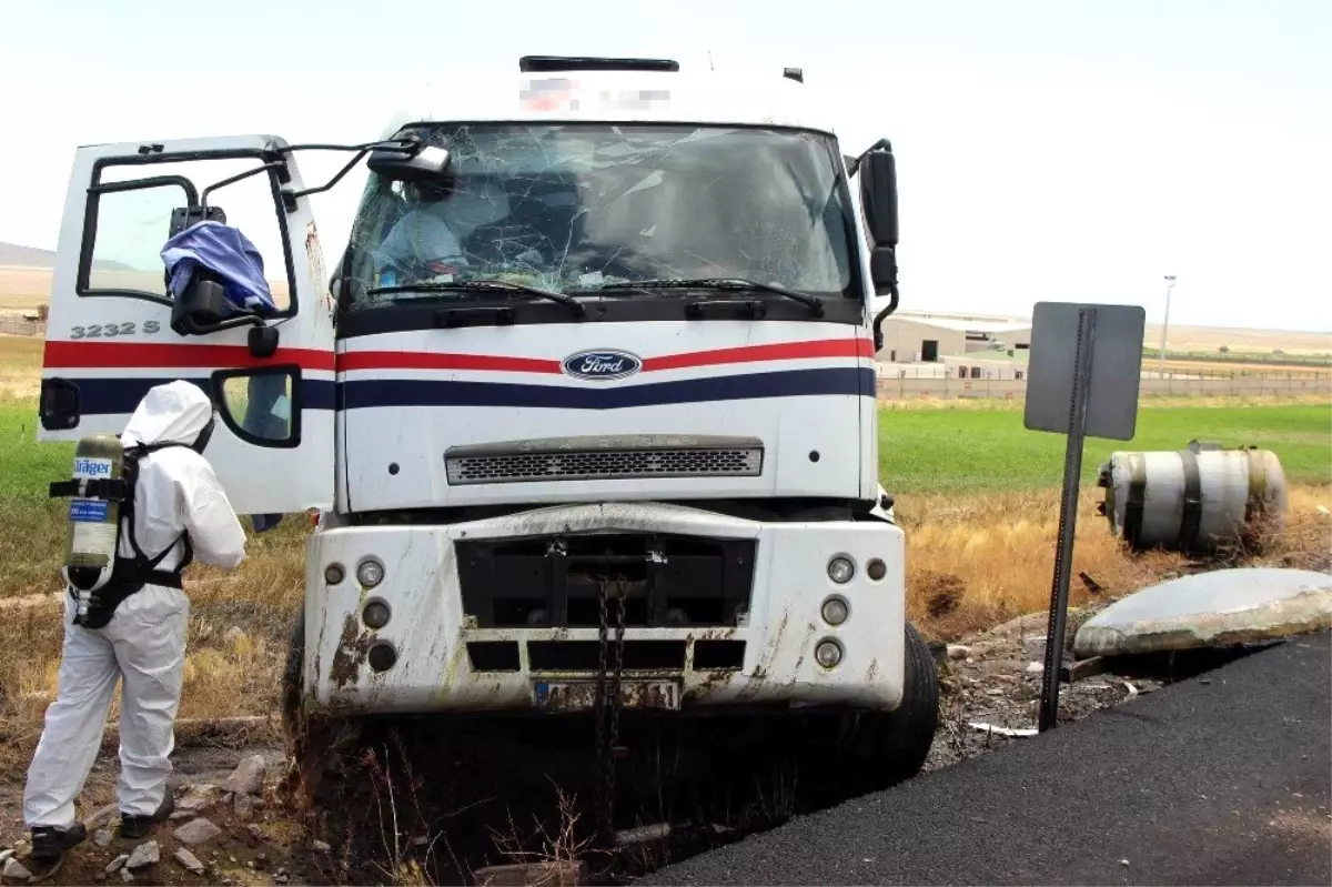 Asit yüklü tanker devrildi