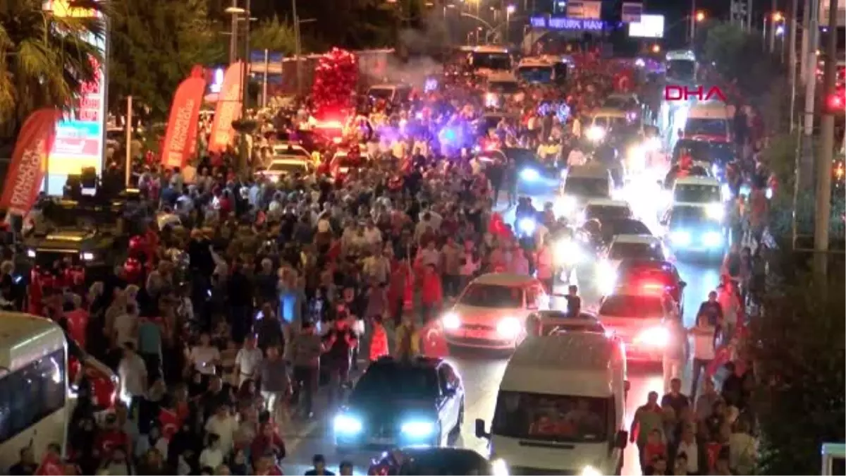 ATATÜRK HAVALİMANI\'NDA 15 TEMMUZ ETKİNLİĞİ SONRASI DAĞILIMLAR