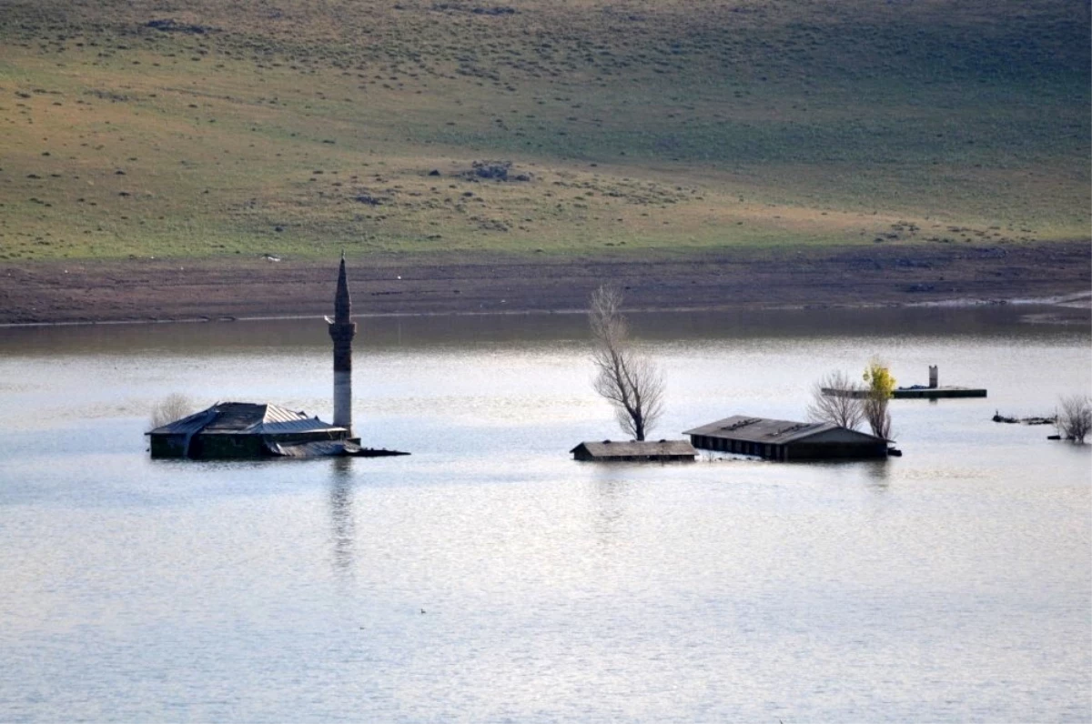 Baraj Gölü\'nde sular çekilince cami ve okul ortaya çıktı