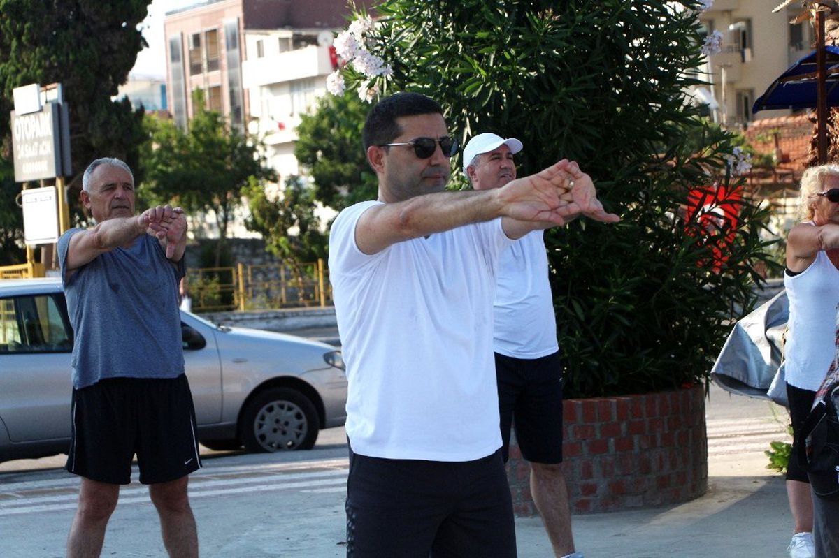 Başkan Günel, Kuşadalılarla birlikte sabah sporu yapıyor