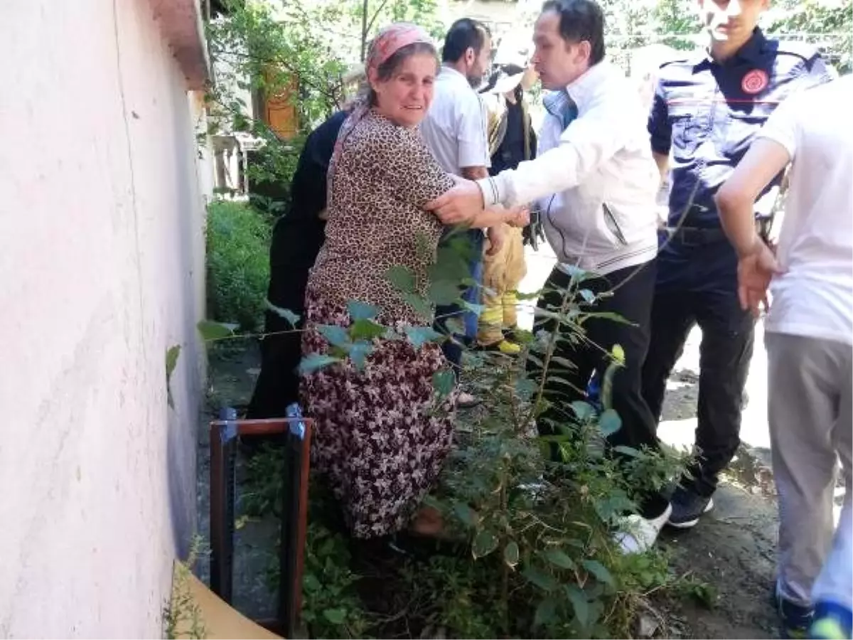 Beyoğlu\'nda yangında mahsur kalan yaşlı çifti Suriyeliler kurtardı