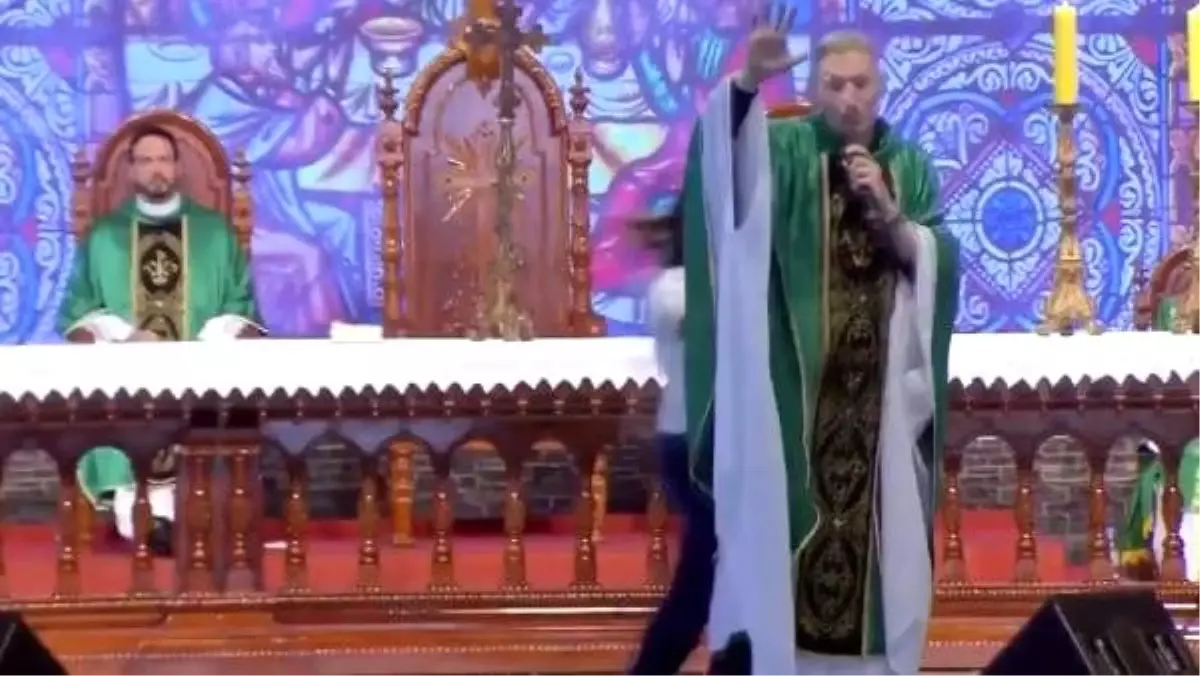 Brezilya\'da bir kadın, ayinde rahibi kürsüden itti