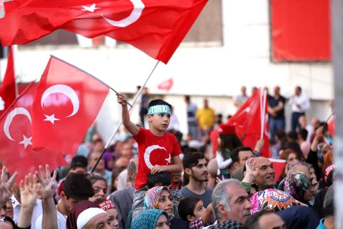 Bursa\'da, \'Bayrak ve Demokrasi\' yürüyüşüne binlerce kişi katıldı