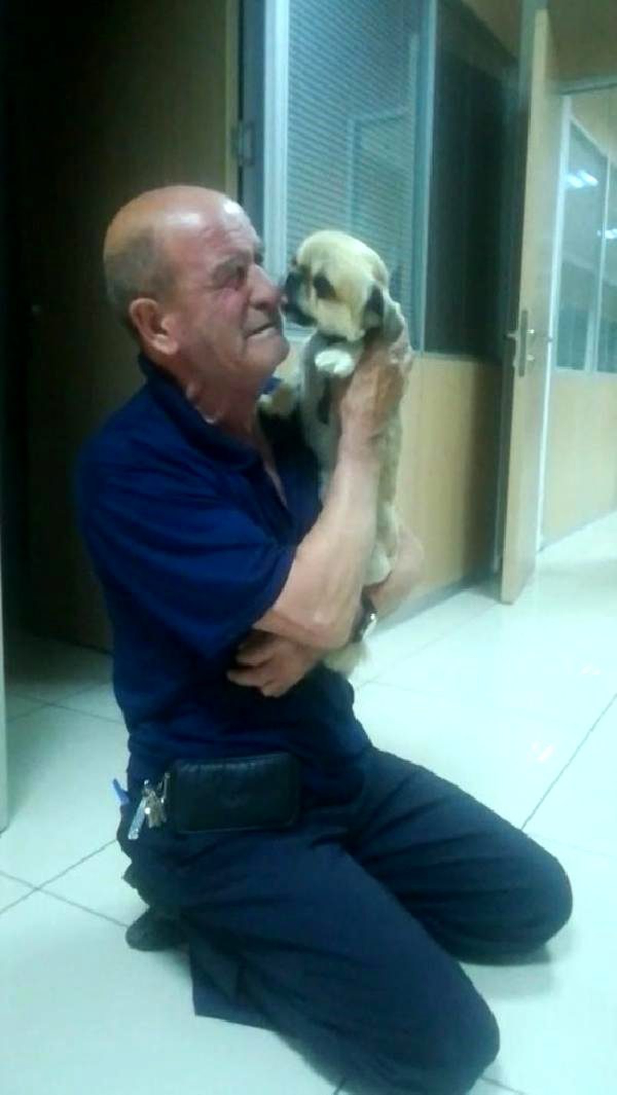 Çalınan köpeği bulundu, gözyaşlarına boğuldu
