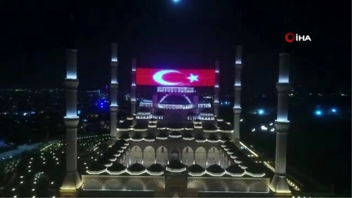 Çamlıca Camii\'nde 15 Temmuz\'a özel dev led Türk Bayrağı havadan görüntülendi