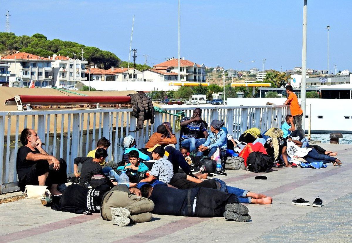 Çeşme\'de 1 günde 6 operasyonda 127 göçmen yakalandı