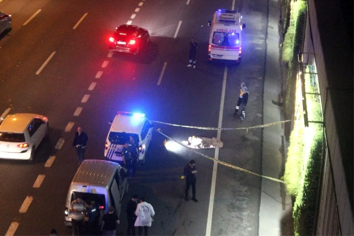 E-5\'te feci ölüm... Metrobüs üst geçidinden atlayan kadın hayatını kaybetti