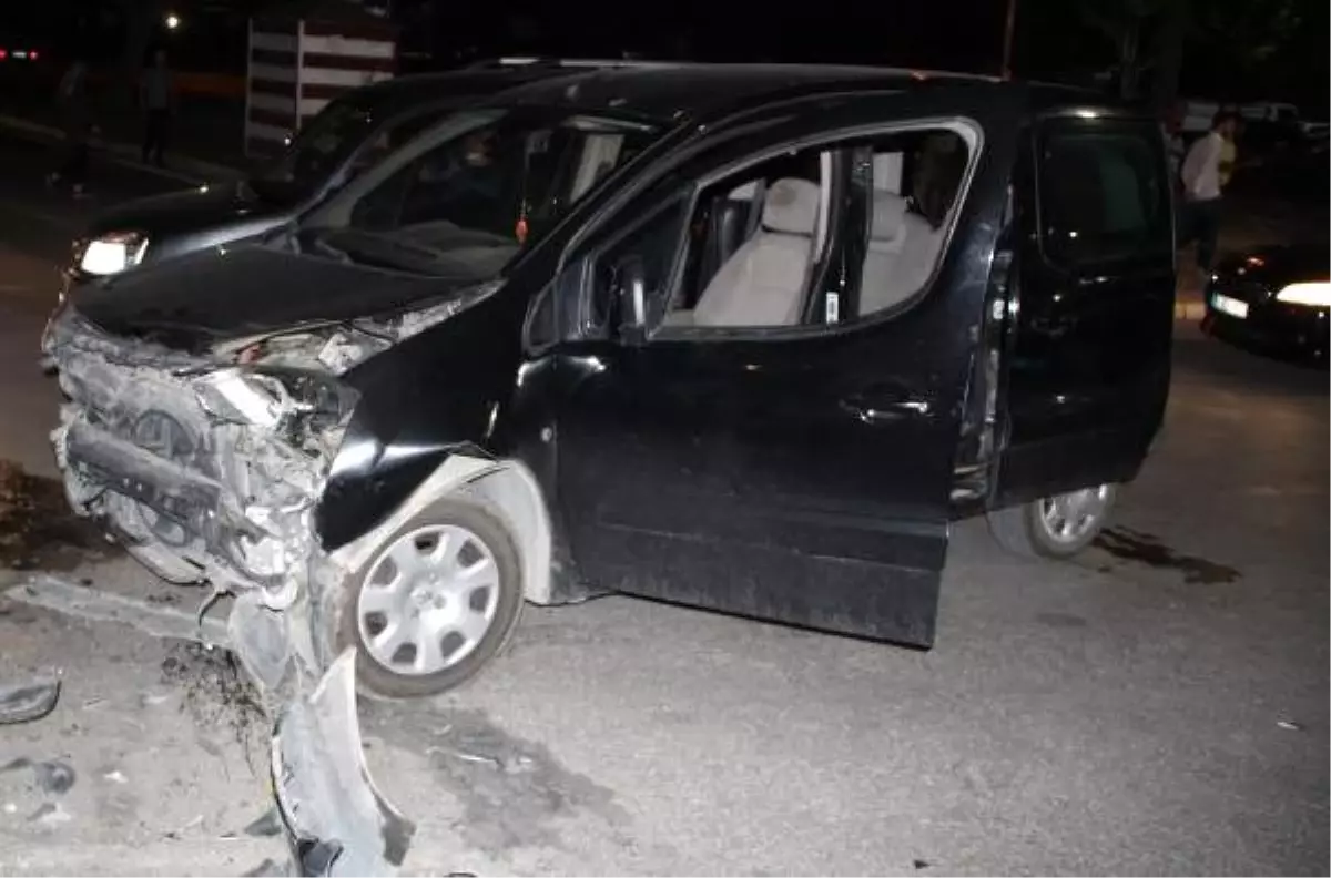 Elazığ\'da hafif ticari araç ile otomobil çarpıştı: 4 yaralı
