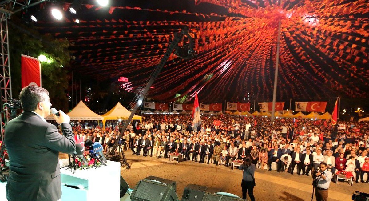 Fadıloğlu, halkla birlikte demokrasi nöbeti tuttu