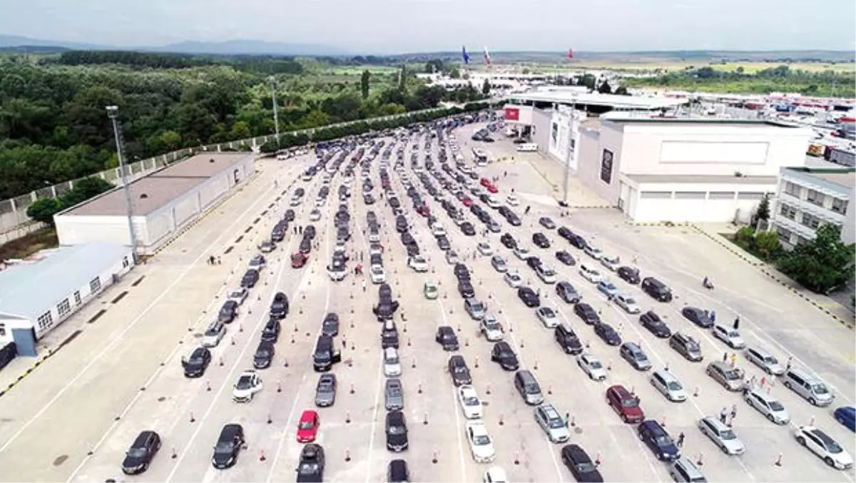 Edirne sınır kapılarından 3 günde 140 bine yakın gurbetçi giriş yaptı