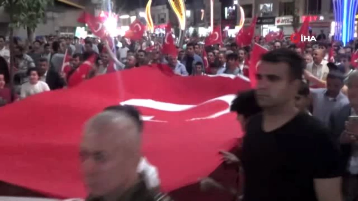 Hakkari\'de 15 Temmuz Milli Birlik ve Demokrasi yürüyüşü