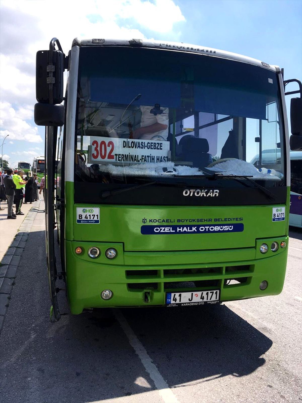 Hareket halindeki midibüsten düşen genç kız öldü