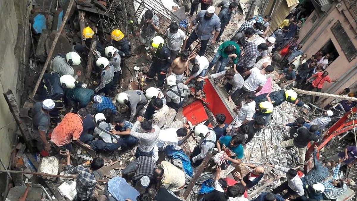 Hindistan\'da 100 yıllık bina çöktü; 4 ölü, onlarca kişi enkaz altında