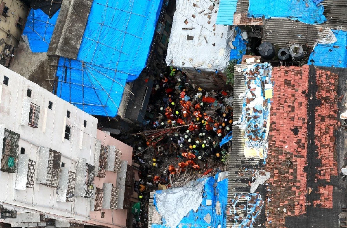 Hindistan\'da bina çöktü: 12 ölü, 30 kişi enkaz altında