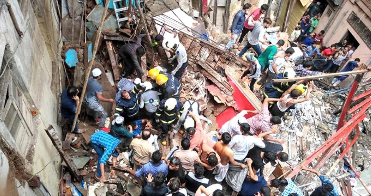 Hindistan\'da çöken binada onlarca kişi mahsur kaldı