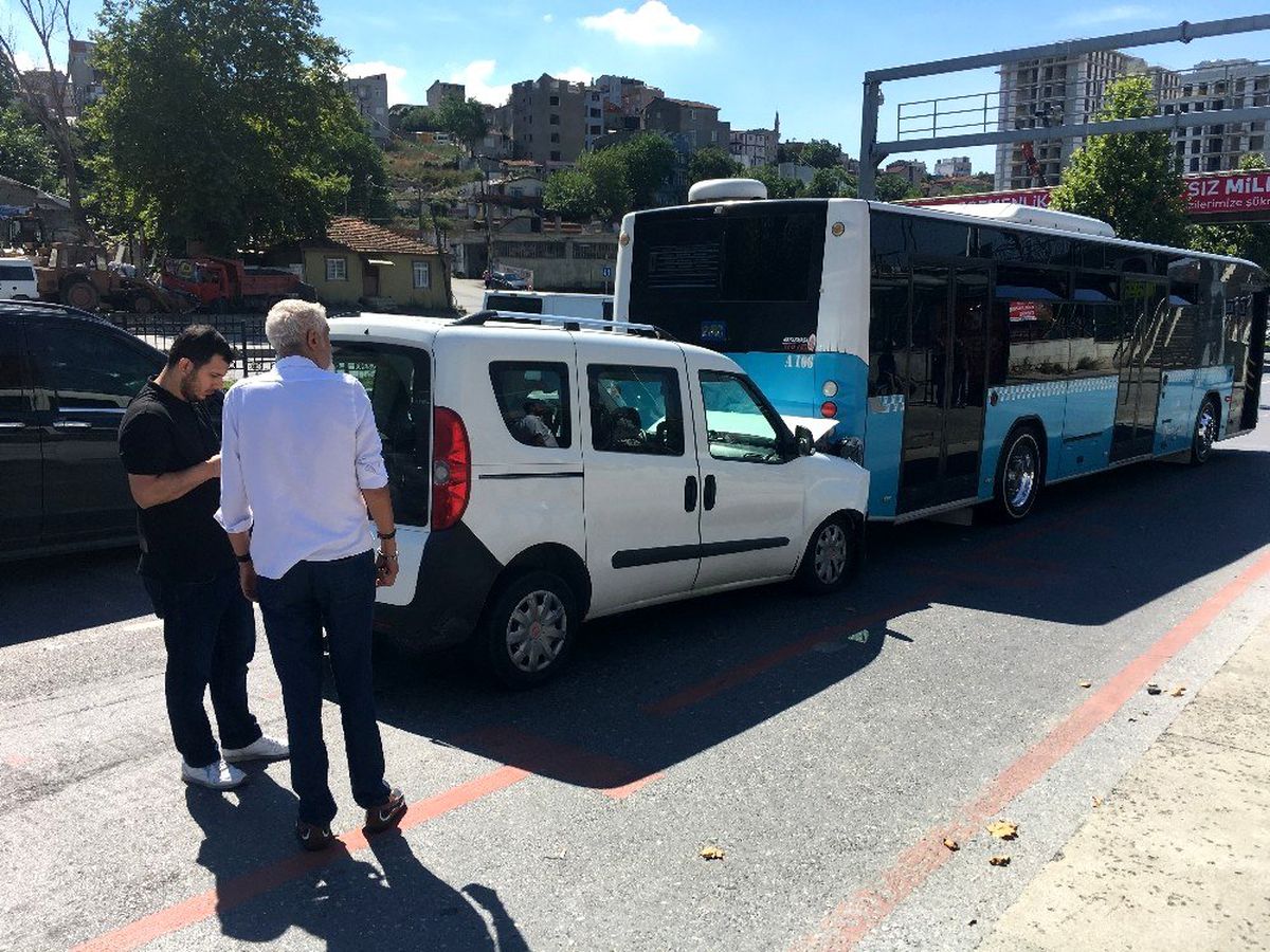 Hızını alamayan ticari araç, otobüse arkadan çarptı