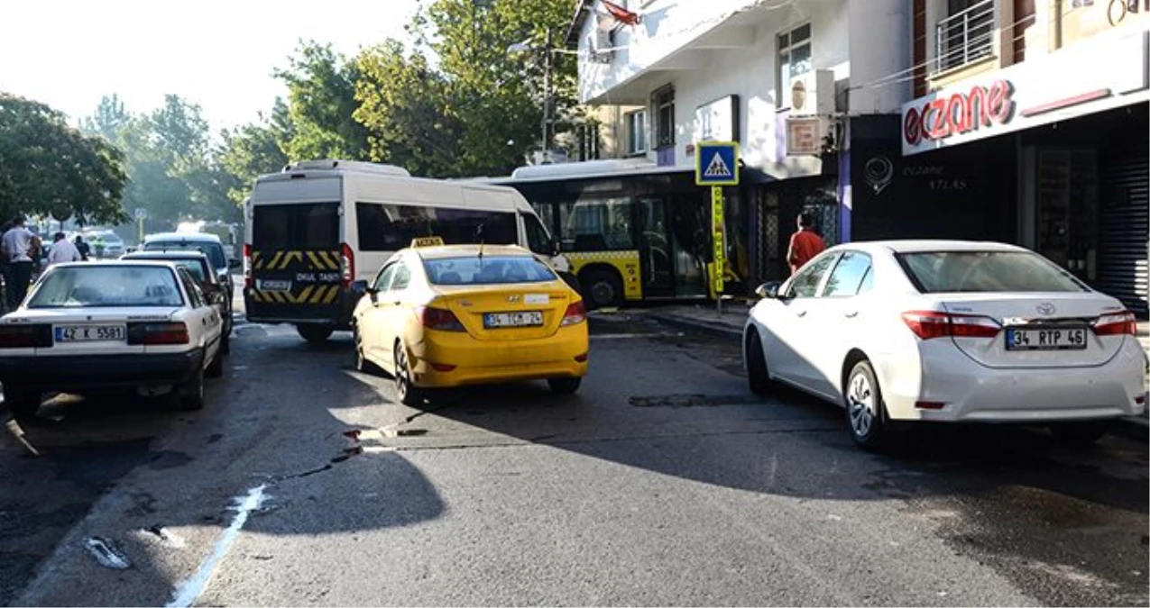 İstanbul\'da feci kaza! Minibüse çarpan otobüs, iş yerine girdi: 1 ölü, 3 yaralı