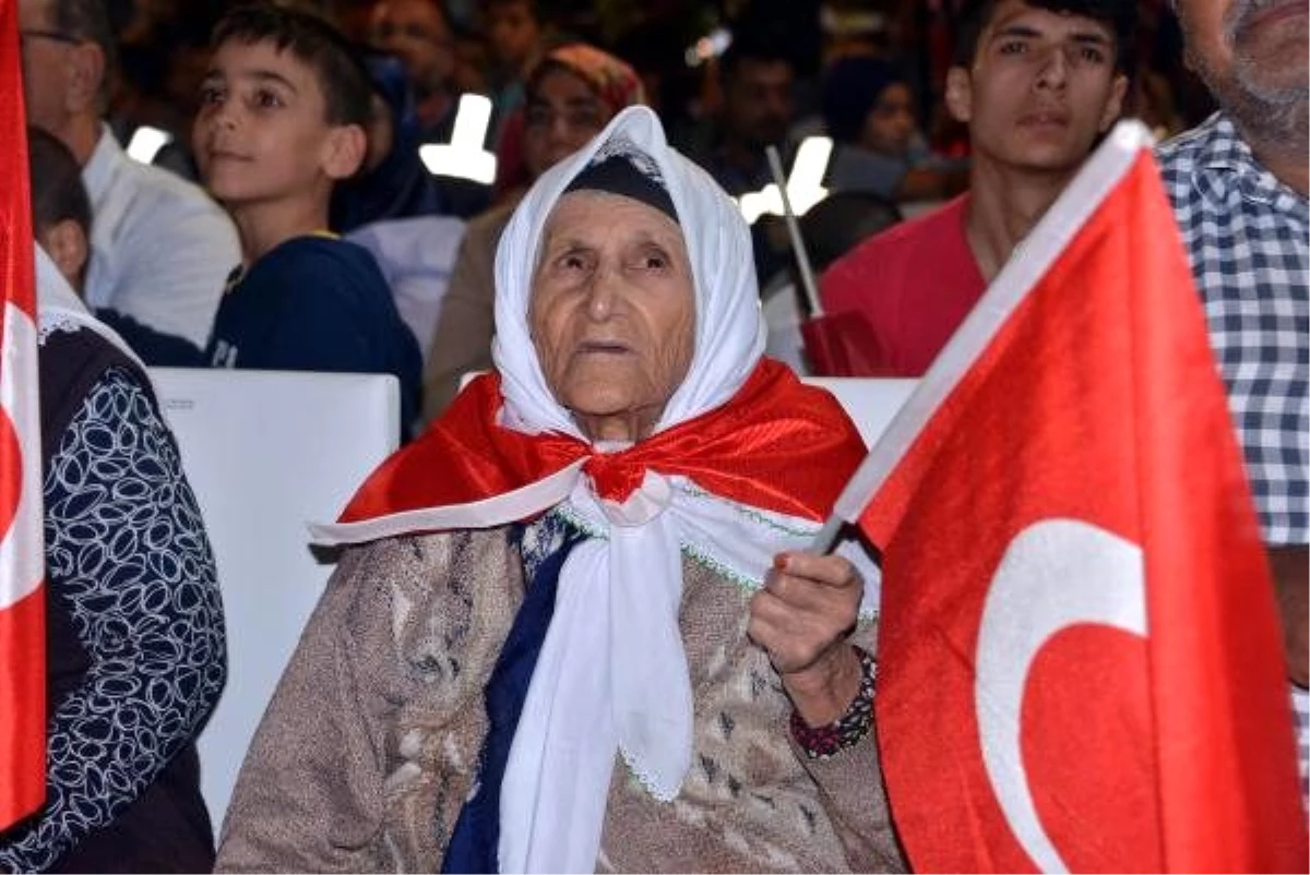 Kahramanmaraş\'ta 106 yaşında demokrasi nöbetine katıldı