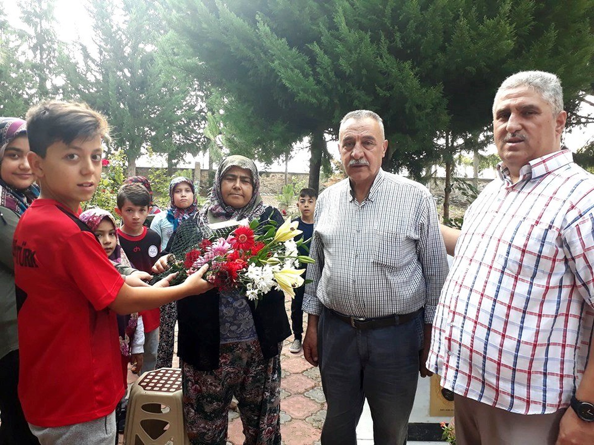 Kur\'an Kursu öğrencilerinden şehit mezarına ziyaret