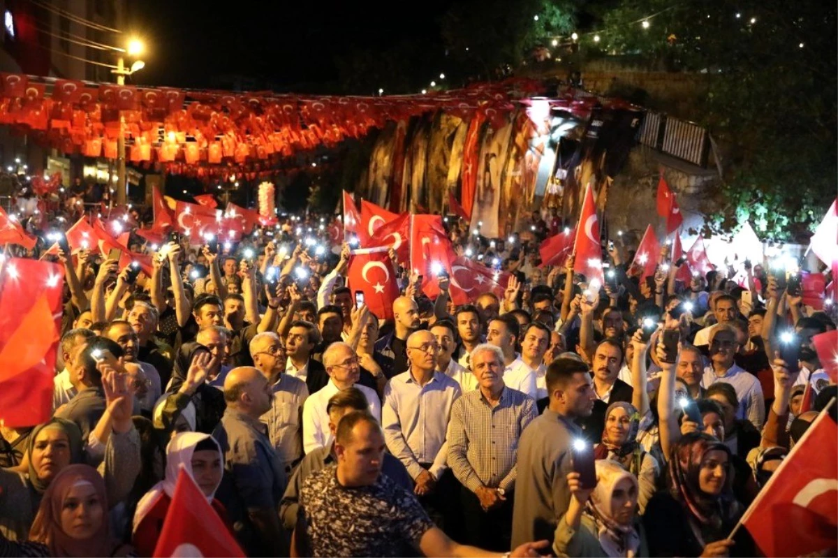 Mardin\'de 15 Temmuz Anma etkinliğine yüzlerce vatandaş katıldı.