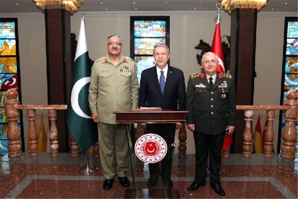 Millî Savunma Bakanı Akar\'a, Pakistan Genelkurmay Başkanı Orgeneral Hayat\'tan ziyaret