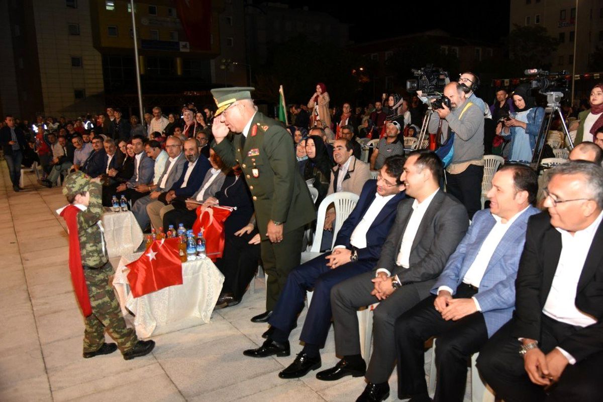 Minik çocuk asker üniformasıyla paşaya selam durdu