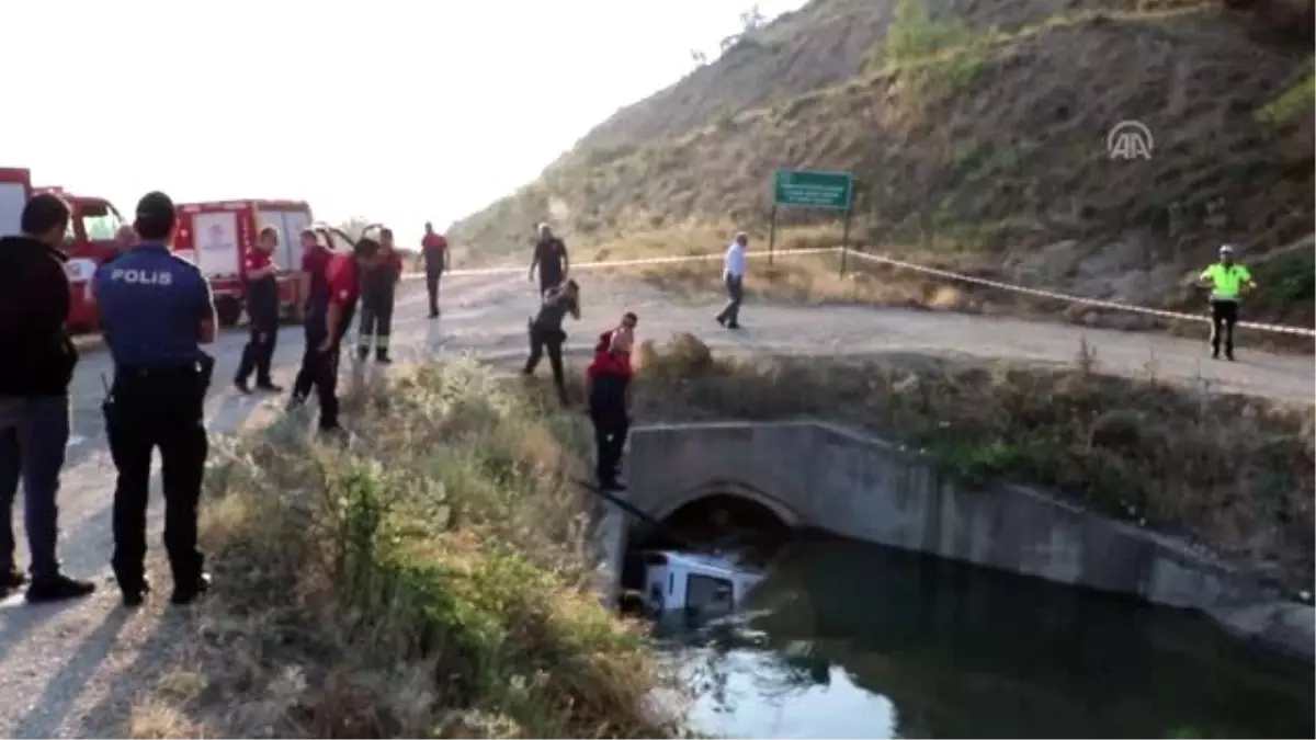 Otomobil sulama kanalına devrildi: 2 ölü