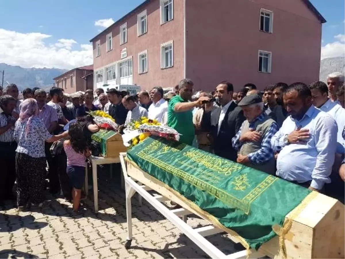 PKK patlayıcısıyla ölen Ayaz ve Nupelda kardeşler, toprağa verildi