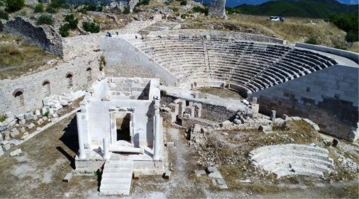 Restorasyondaki hata fırtınayla ortaya çıktı