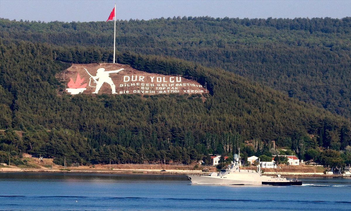 Rus askeri gemileri Çanakkale Boğazı\'ndan geçti