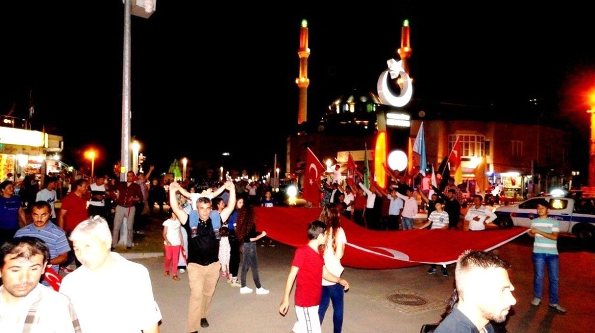 Sarıgöl\'de demokrasi yürüyüşü