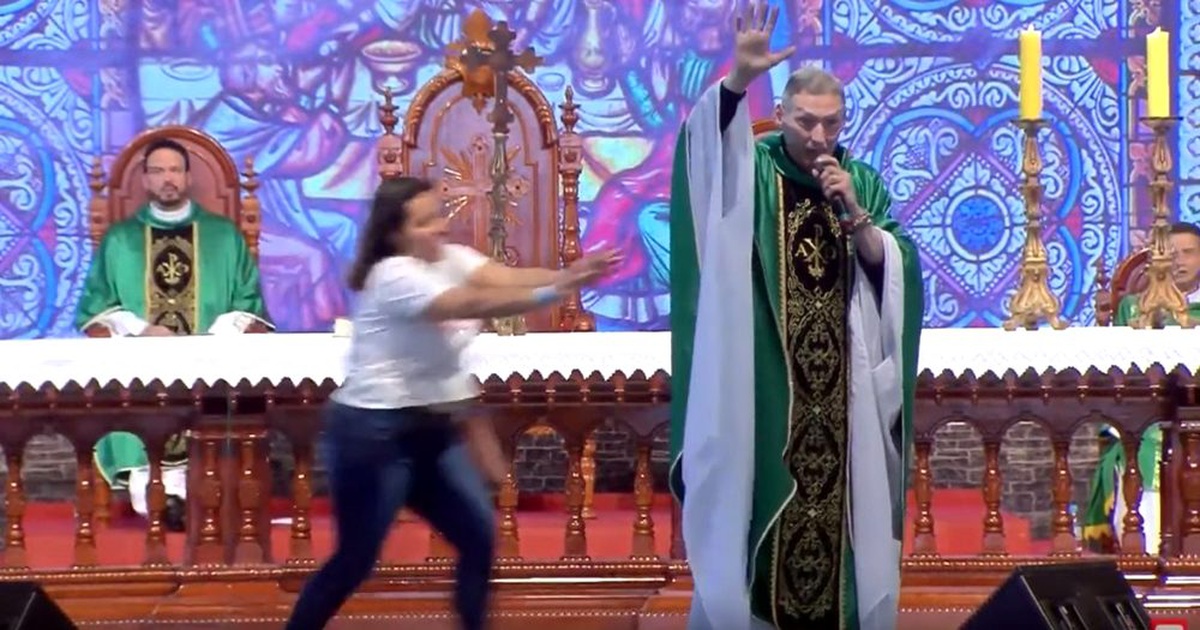 "Şişman kadınlar cennete giremez" diyen papazı sahneden attı