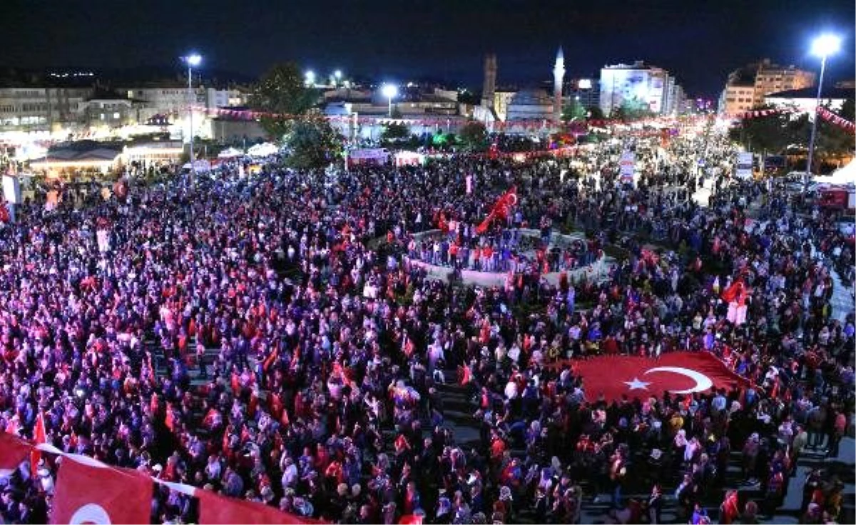 Sivas\'ta binlerce kişi, 15 Temmuz için meydanda buluştu