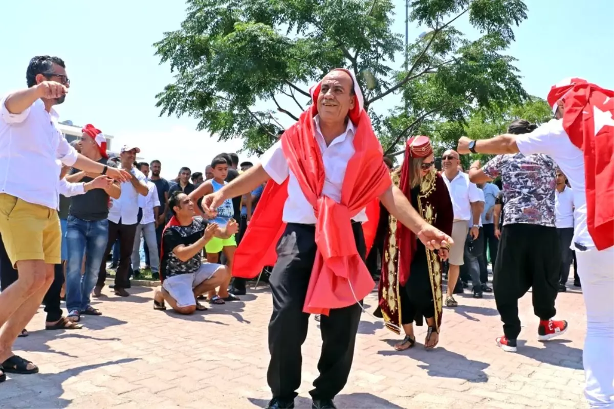 Turistler otelden çıkmayınca esnaf, otellerin önünde göbek attı, halay çekti