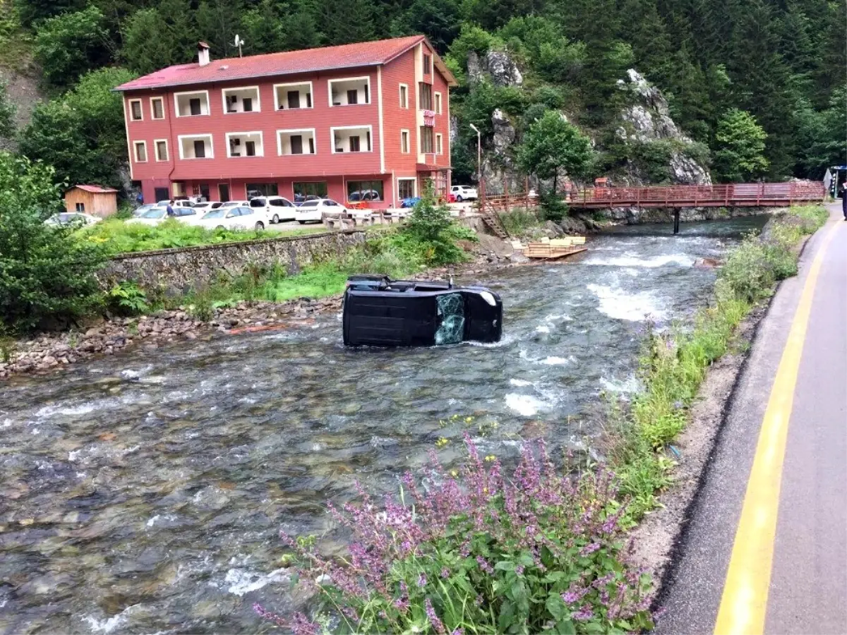 Uzungöl\'de kontrolden çıkan araç dereye uçtu: 1 yaralı